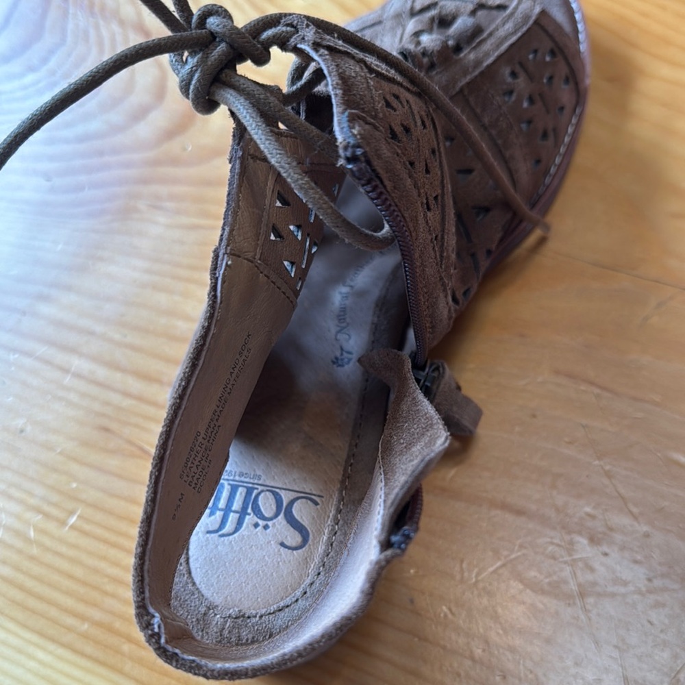 Sofft , women’s, lace up, leather sandals. Excellent used condition. Size 9.5